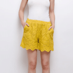 Short brodé et perforé